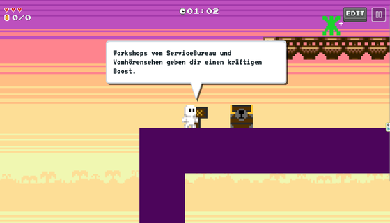 Screenshot der Spiele-Design-Software Bloxels. Zu erkennen ist eine Schatztruhe und ein kleines Pixel-Gespenst mit einer Sprachblase. In dieser steht: Workshops vom ServiceBureau und Vomhörensehen geben die einen kräftigen Boost.