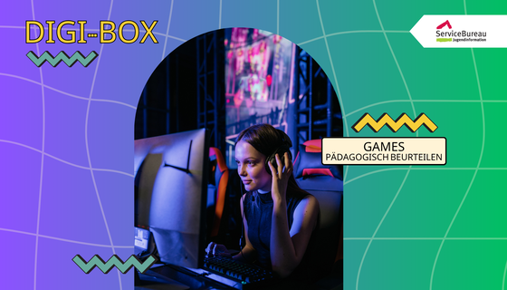 Dekoratives Banner auf dem steht: DigiBox Games pädagogisch beurteilen. Auf einem eingefügten kleinen Foto ist eine weibliche Person zu sehen, die in einen Bildschirm schaut. Sie lächelt und hält eine Hand an ihren Kopfhörer.