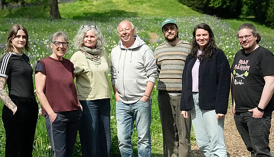 Ein Teambild mit 7 Personen in den Wallanlagen in Bremen. Von links nach rechts: Ronja, Gaby, Sabine, Markus, Addi, Thalea, Sven. Das ist das aktuelle Team des ServiceBureau Jugendinformation.