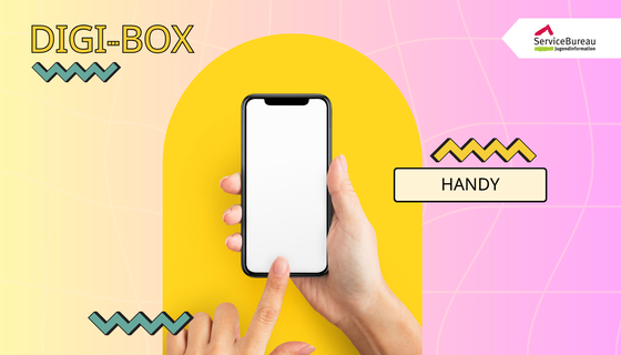 Dekoratives Banner auf dem steht: DigiBox Handy. Auf einem eingefügten kleinen Foto ist ein Smartphone zu sehen. Das Smartphone befindet sich in der rechten Hand einer Person. Die linke Hand tippt mit dem Zeigefinder auf das weiße Display.