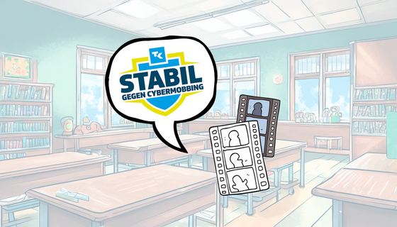 3 kleine Echsen in einem Klassenzimmer. Sie haben eine Kamera. In einer Sprechblase ist das Logo des Wettbewerbs "Stabil gegen Cybermobbing"